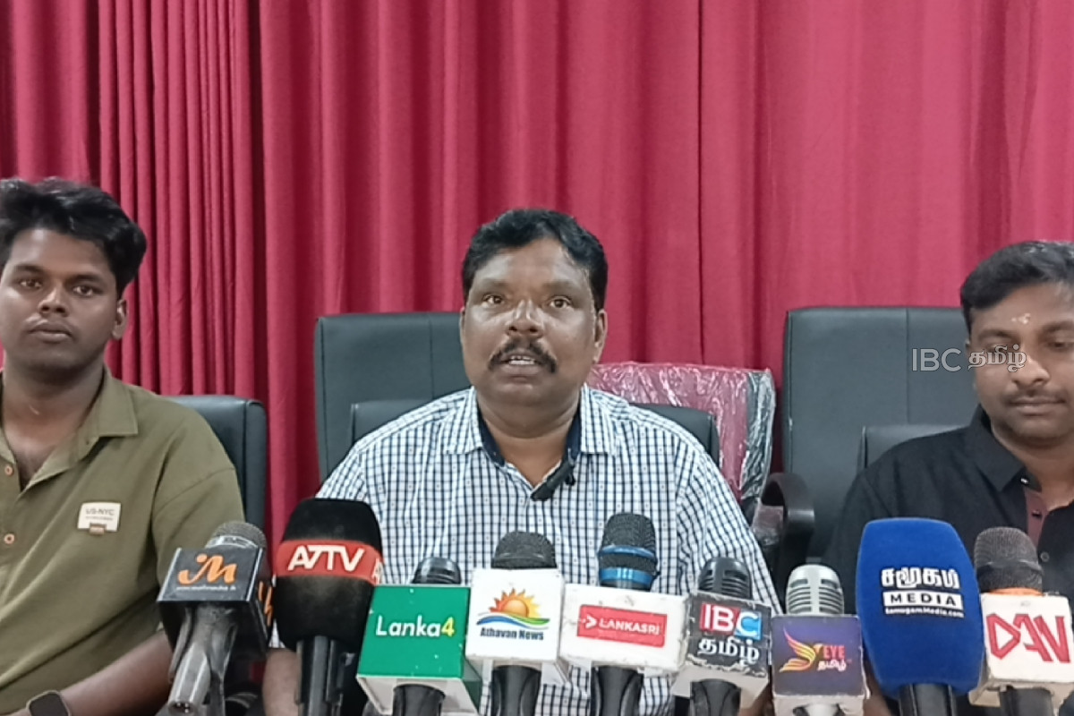 தடுத்துவைக்கப்பட்டுள்ள எழுத்தாளர் தீபச்செல்வனின் நூல்கள்: கிளிநொச்சியில் நீதிகோரல் ஆர்ப்பாட்டம் | Books By Detained Writer Deepachelva