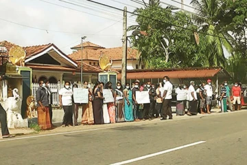 இந்துக்கோயிலை அகற்றுங்கள்; பிக்கு தலைமையில் போராட்டம்