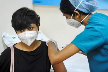 கோவிட் தடுப்பூசி போட்டு கொள்பவர்களுக்கு பக்கவிளைவுகள் ஏற்படுவது ஏன்?