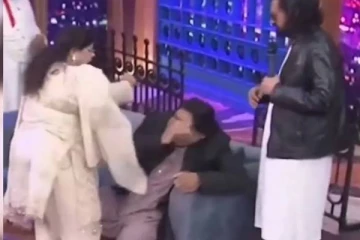 தொலைக்காட்சியில் நிகழ்ச்சியில் காமெடியனை சரமாரியாக அறைந்த பாடகி!