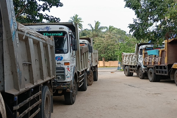 மணல் ஏற்றிய போது வசமாக சிக்கிய டிப்பர் சாரதிகள் | Police Seize 5 Tippers Loaded With Sand