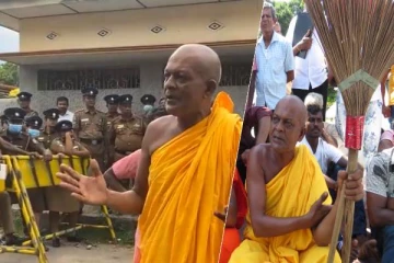 கூச்சலிட்டு குழப்பம் விளைவிக்கும் அம்பிட்டிய சுமன தேரர்! மட்டக்களப்பில் பொலிஸார் தேரர்களுக்கிடையே பதற்றம் (Video)