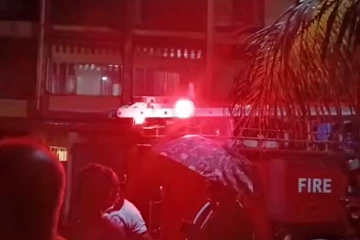 මොරටුව සොයිසා පුර මහල් නිවාස සංකීර්ණයේ විශාල ගින්නක් - පුද්ගලයෙක් ජීවිතක්ෂයට - ගින්න නිවන්න දැඩි උත්සාහයක්