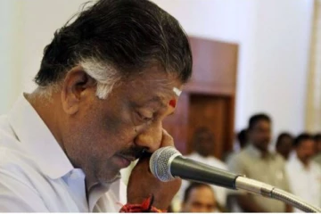 நதியினில் வெள்ளம் .. கரையினில் நெருப்பு ..இதுதான் என் நிலமை : ஓ.பிஎஸ் பாடல் வரிகளால் பேரவையில் சிரிப்பலை