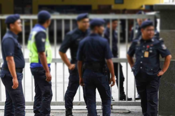 மலேசியாவில் இலங்கையர் உட்பட மூவர் கைது | Sri Lankan Arrested With Drugs In Malaysia