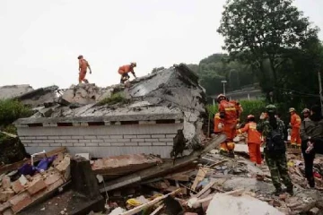 சீனாவில் ஏற்பட்ட சக்தி வாய்ந்த நிலநடுக்கம்..3 பேர் உயிரிழப்பு