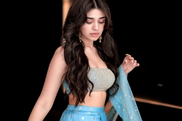 அழகிய உடை.. ஹாட் போஸ்.. க்ரித்தி ஷெட்டி லேட்டஸ்ட் போட்டோஷூட்