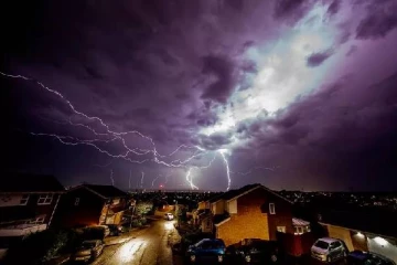 பிரித்தானியாவின் ஆறு பகுதிகளுக்கு சூறாவளி எச்சரிக்கை... மின்னல், ஆலங்கட்டி மழைக்கு வாய்ப்பு