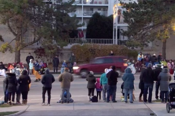 அமெரிக்காவில் நத்தார் பேரணியின் மீது வாகனம் மோதச் செய்து தாக்குதல்