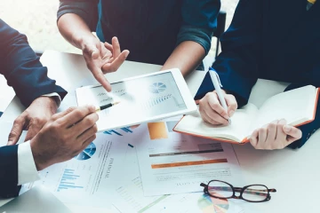 ණය ප්‍රතිව්‍යුහගත කිරීමේදී මුල්‍ය සහ නීති උපදේශක සේවා අවශ්‍ය වන්නේ ඇයි?