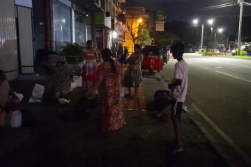 கொழும்பில் தொடரும் அவலம் - மண்ணெண்ணெய்க்காக வீதியில் உறங்கும் மக்கள் (Photo)