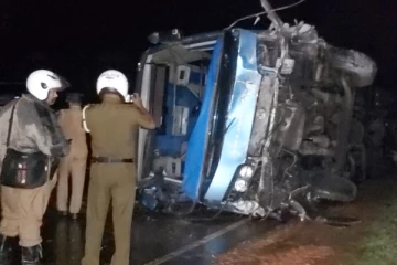 මාරක බස්‍ රථ අනතුරක් - තිදෙනෙකු ජිවිතක්ෂයට පත් වී 17ක් රෝහල්ගත කරයි.. (PHOTOS)