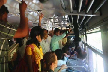 ஓடும் பேருந்தில் இரு இளைஞர்களின் முகம்சுழிக்க வைக்கும் செயல் ; அரங்கேறிய சம்பவம்