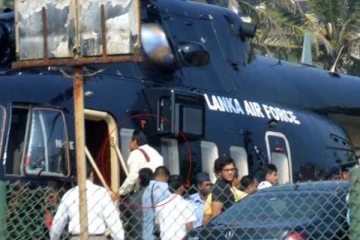 இலங்கையின் முன்னாள் பிரதமர் மகிந்த விமானப்படை ஹெலிகாப்டரில் ஏறும் புகைப்படம் வைரல்! அதன் உண்மை தன்மை என்ன?