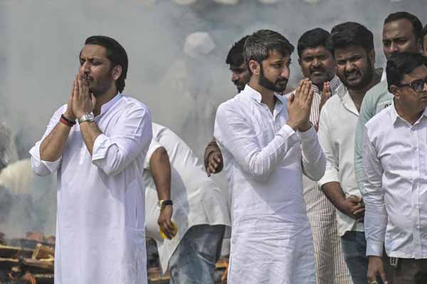 இறுதிச்சடங்கின் போது 30 லட்ச ரூபாய் மதிப்புள்ள நகைகள் திருட்டு | 30 Lakh Stolen At Ajit Pawars Funeral