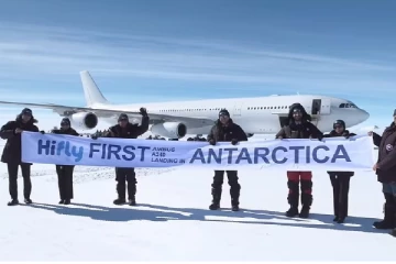 உலக வரலாற்றில் முதல் முறையாக பனி கண்டத்தில் தரையிறங்கிய விமானம்