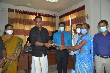 வீட்டுத்திட்ட பயனாளிகளுக்கான காசோலைகளை வழங்கி வைத்தார் இராஜாங்க அமைச்சர் வியாழேந்திரன்