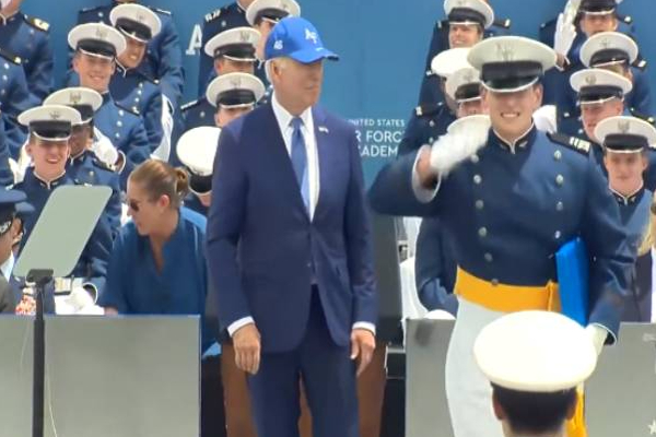 தடுக்கி கீழே விழுந்த அமெரிக்கா அதிபர் பைடன்..! | America President Joe Biden Takes Tumble On Stage