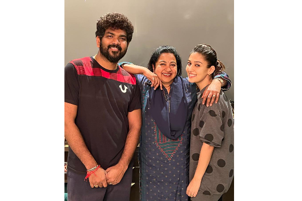 நயன்தாராவின் இரட்டை குழந்தைகளை பார்க்க சென்ற முன்னணி நடிகை.. வெளிவந்த புகைப்படம் | Raadhika Sarathkumar Visits Nayanthara House