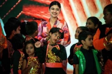 விதவிதமான லுக்குகளில் நடிகை ஓவியாவின் அழகிய புகைப்படங்கள்