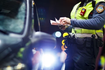 இளம்பெண்ணின் உடைகளைக் களைந்து சோதனையிட்ட பொலிசார்: சுவிஸ் நீதிமன்றம் அதிரடி