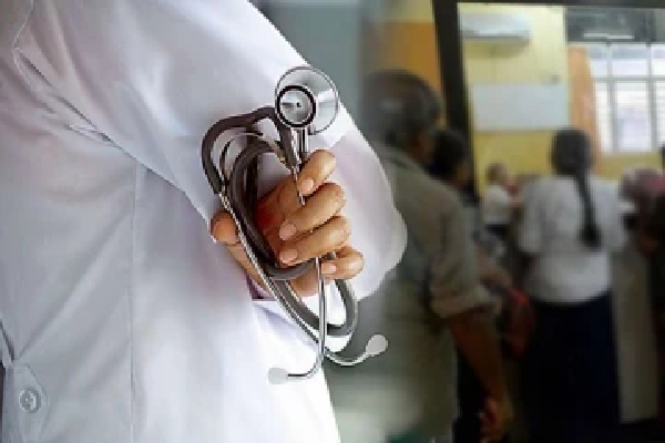 வைத்தியசாலைக்குள் மீட்கப்பட்ட தோட்டாக்கள் : வேலை நிறுத்தத்தில் குதித்த மருத்துவர்கள் | Doctors At Anuradhapura Hospital On Strike