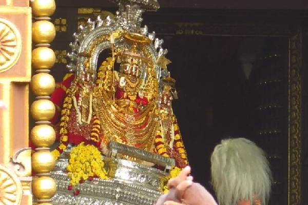பெருந்திரளான  பக்தர்களின் அரோகரா கோக்ஷம் முழங்க தேரேறி அருள் பாலித்த நல்லூர் கந்தன்! (Photos) | Nallur Kandan Who Blessed Many Devotees