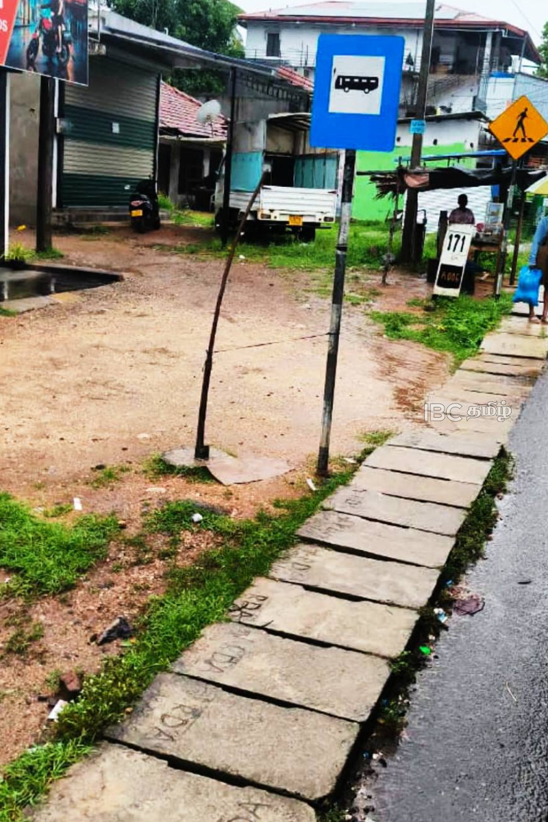 56 ஆண்டுகளாகியும் பேருந்து தரிப்பிடம் இல்லை: முள்ளிபொத்தானை மக்களின் அவலநிலை | Mullipothana Lacks Bus Stop For 56 Years