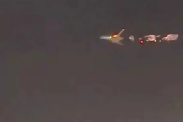 நடுவானில் திடீரென தீப்பற்றி எரிந்த விமானம்