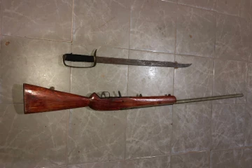 கிளிநொச்சியில் துப்பாக்கி மற்றும் வாளுடன் ஒருவர் கைது!