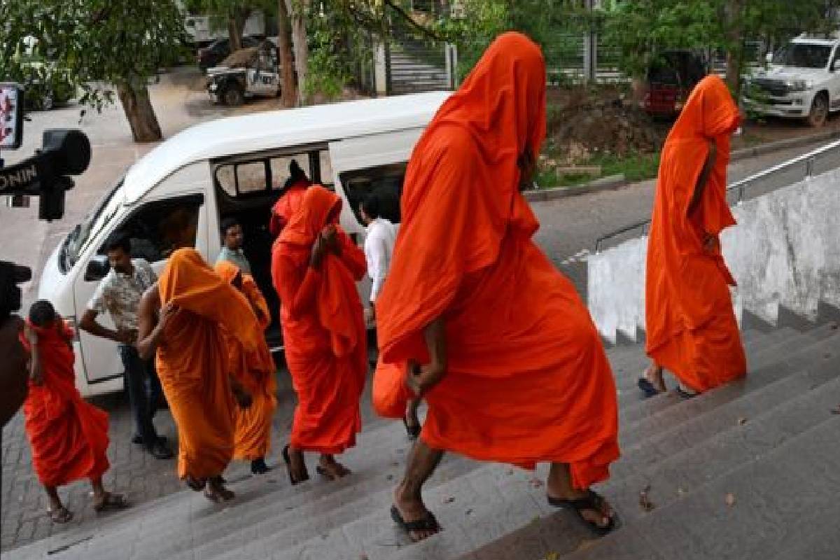 இலங்கையை அதிரவைத்த போதைப்பொருள் வழக்கு ; பிக்குகள் மீண்டும் விளக்கமறியலில் | Drug Case That Shook Sri Lanka Monks Remanded இலங்கையை அதிரவைத்த போதைப்பொருள் வழக்கு ; பிக்குகள் மீண்டும் விளக்கமறியலில் | Drug Case That Shook Sri Lanka Monks Remanded
