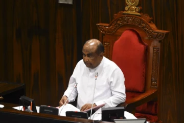 நாடாளுமன்ற உறுப்பினர்கள் இருவரை அதிரடியாக வெளியேற்றிய  சபாநாயகர்