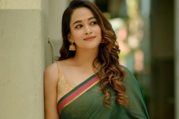 பாண்டியன் ஸ்டோர்ஸ் நடிகை காவ்யா அறிவுமணி.. சேலையில் அழகிய போட்டோஷூட்