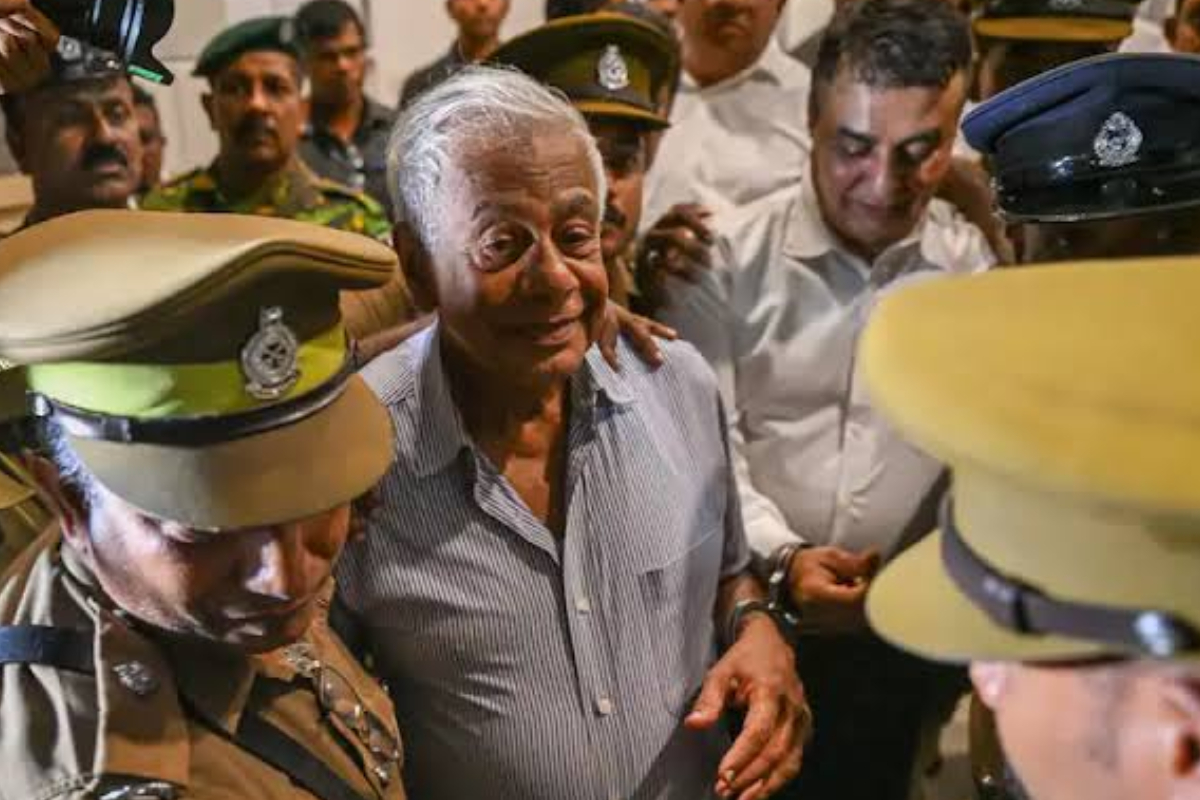 மரண தண்டனை குற்றவாளிகளை வீட்டிற்கு அனுப்பிய மகிந்தவின் சுவாரஸ்யமான அரசியல் முரண் | Mahinda Sends Death Row Convicts Home மரண தண்டனை குற்றவாளிகளை வீட்டிற்கு அனுப்பிய மகிந்தவின் சுவாரஸ்யமான அரசியல் முரண் | Mahinda Sends Death Row Convicts Home