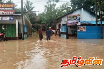 கிளிநொச்சியில் வெள்ளத்தில் மூழ்கிய பல வீடுகள்