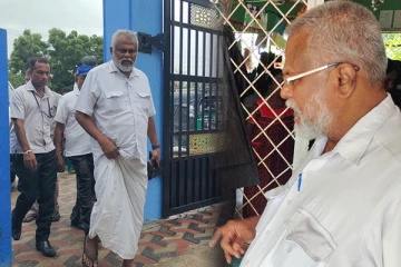 வெள்ளத்தில் பாதிக்கப்பட்ட மக்களுக்கு புதிய வீட்டுத் திட்டத்துடன் காணி : டக்ளஸ் தேவானந்தா (Photos)