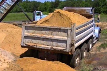 சட்டவிரோத மணல் அகழ்வில் ஈடுபட்ட நால்வர் கைது