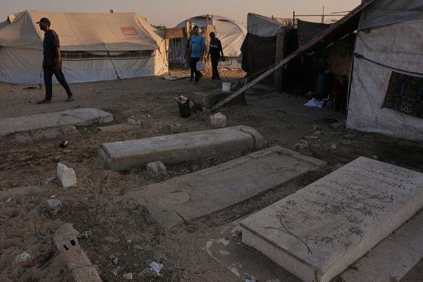 காசாவின் மயானங்களில் தஞ்சமடைந்த பாலஸ்தீன குடும்பங்கள் | Palestinian Families Sheltering Gaza S Cemeteries காசாவின் மயானங்களில் தஞ்சமடைந்த பாலஸ்தீன குடும்பங்கள் | Palestinian Families Sheltering Gaza S Cemeteries