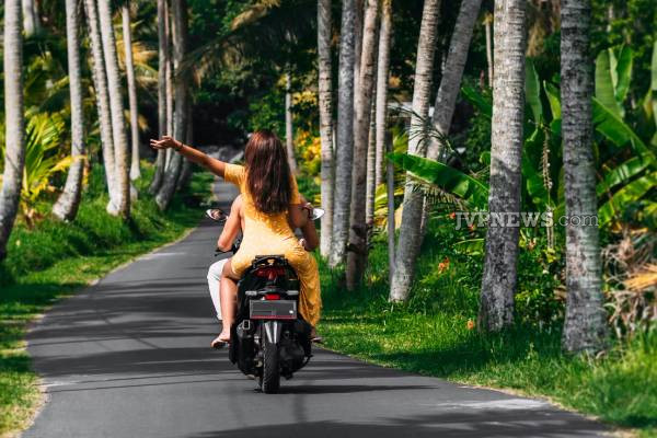 ஒரு மூடை நெல் கொடுத்து  பெட்ரோல் வாங்கி பிறந்த நாளுக்கு சென்ற யாழ் பல்கலைக்கழக மாணவி! | Jaffna University Girl Petrol By Giving Paddy