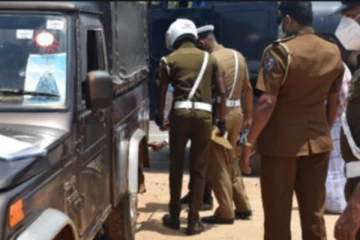 கழிவறையை சுத்தம் செய்யும் தம்பதியினரை கண்மூடித்தனமாக தாக்கிய நல்வர்