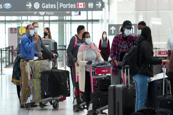 கனேடிய விமான நிலையத்தில் பயணிகள் எதிர்நோக்கும் நெருக்கடி | Some Travellers Baggage Lost For Days