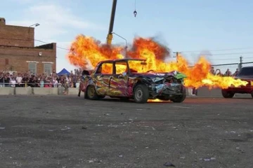 ரஷ்யாவில் ஹெட்லைட் மூலம் நெருப்பு உமிழும் கார்...வடிவைமைத்த மெக்கானிக்