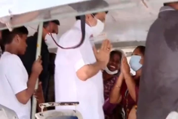 ஓடும் பேருந்தில் திடீரென எறிய முதல்வர் ஸ்டாலின் என்ன செய்தார் தெரியுமா? வாயடைத்து போன மக்கள்.. வைரலாகும் வீடியோ