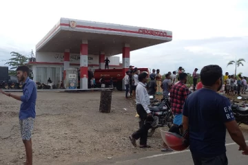 மட்டக்களப்பில் எரிபொருள் நிலையத்தில் ஏற்பட்ட குழப்பநிலை: பொலிஸார் குவிப்பு (Photos)