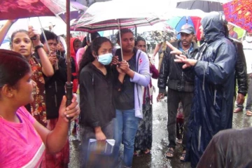 மாணவியை மூர்க்கத்தனமாக தாக்கிய அதிபரை அதே பாடசாலையில் மீள பணியமர்த்துமாறு கோரி ஆர்ப்பாட்டம் (Photos)