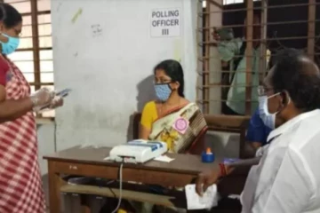 அமைச்சர் செல்லூர் ராஜு தர்ணா போராட்டம்