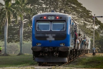 தமிழர் பகுதியில் 20 வயது யுவதி ரயிலில் பாய்ந்து உயிரிழப்பு