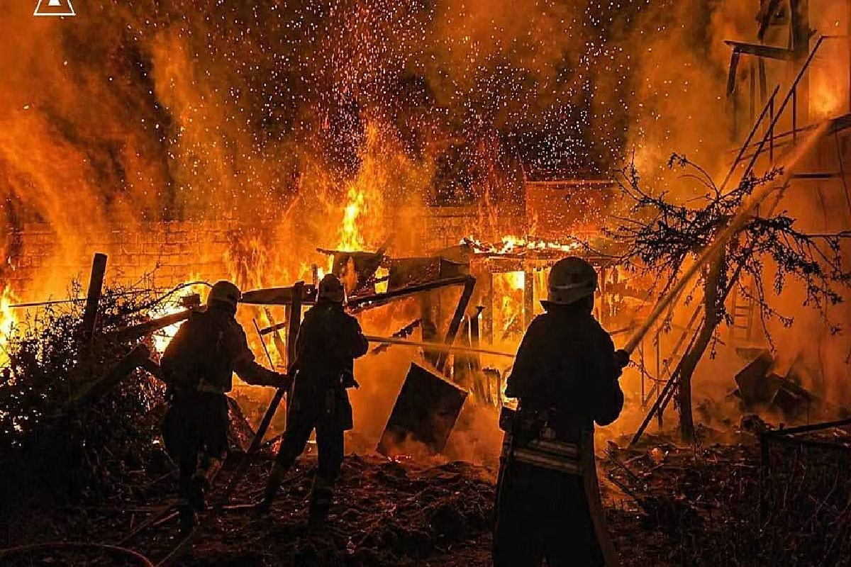 உக்ரைனின் சொந்த முயற்சிக்கு கிடைத்த வெற்றி : கதி கலங்கும் ரஷ்யா | Russian Oil Facility Burns Ukraines Drone Reach