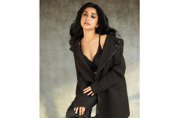 ஹாட் ரூட்டில் வண்டியை விட்ட மீரா ஜாஸ்மின்.. எல்லாம் அதுக்காக தான் | Meera Jasmine Latest Hot Photoshoot