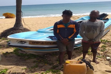 சட்ட விரோதமாக கடற்றொழிலில் ஈடுபட்ட இருவர் கைது